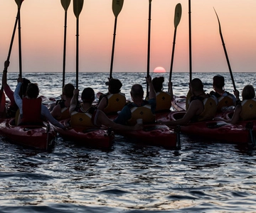 Santorini: Seekajak bei Sonnenuntergang mit Light Dinner