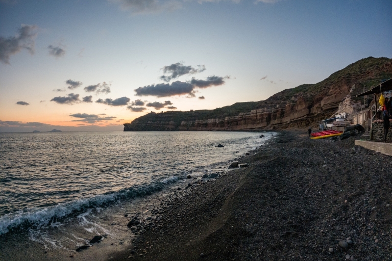 Santorini: Sunset Sea Kayak and Snorkel with DinnerOptie zonder Ophalen