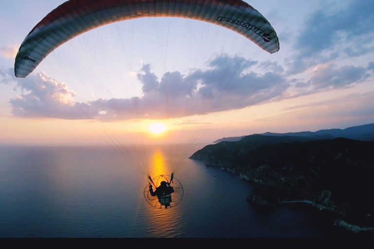 Corfù: Volo in tandem con paracadute su CorfùCorfù: volo panoramico in parapendio in tandem dell&#039;isola