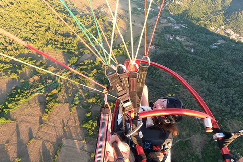 Corfù: Volo in tandem con paracadute su CorfùCorfù: volo panoramico in parapendio in tandem dell&#039;isola