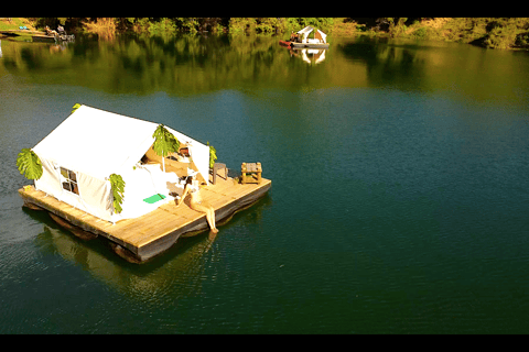 Medellin: tour guidato a Guatape e 1-Night Lakeside Glamping