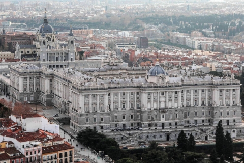 Madryt: Bilet wstępu do Pałacu Królewskiego i wycieczka w małej grupieMadryt: Bilet wstępu bez kolejki i zwiedzanie Pałacu Królewskiego