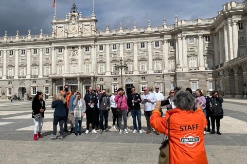 Madryt: Bilet wstępu do Pałacu Królewskiego i wycieczka w małej grupieMadryt: Bilet wstępu bez kolejki i zwiedzanie Pałacu Królewskiego