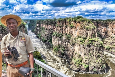 Victoria Falls : Visite privée de la ville historique + promenade dans la brousseVictoria Falls : Visite privée à pied de la ville et promenade dans la brousse.