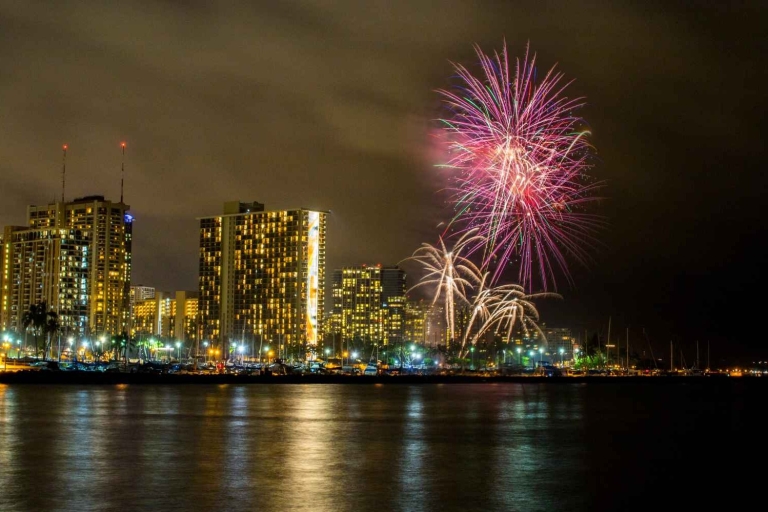 Oahu: Waikiki vrijdag vuurwerkcruiseWaikiki Friday Fireworks Cruise met ophalen en wegbrengen