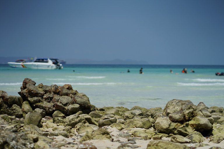 Viagem à ilha de Pattaya com foto de drone em lancha rápida.