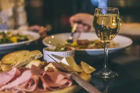 Luxemburg: Italienisches Abendessen in einem alten Bus