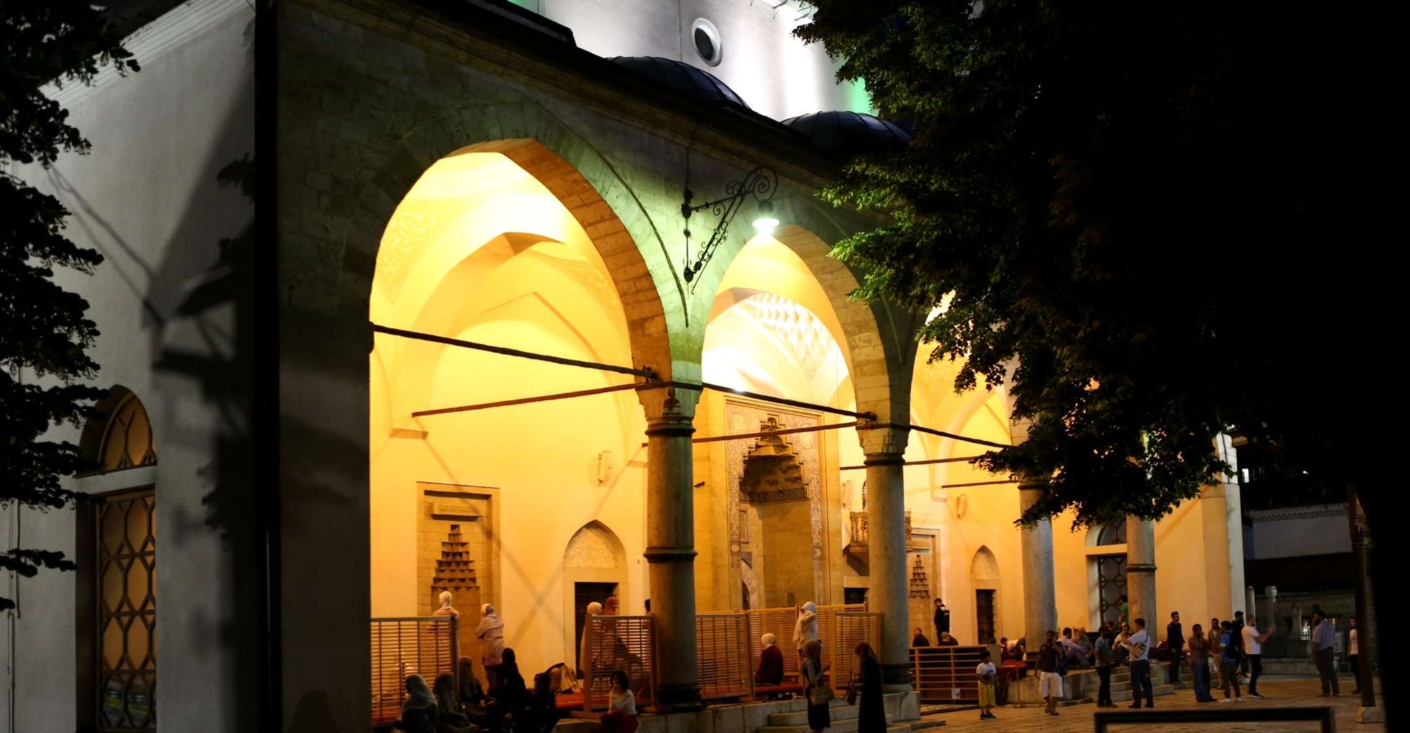 夜 の 都市 サラエボ で 演劇 を 披露 する - Hizvo