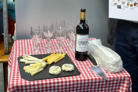 Le Marais : visite culinaire avec fromage, vin et douceurs