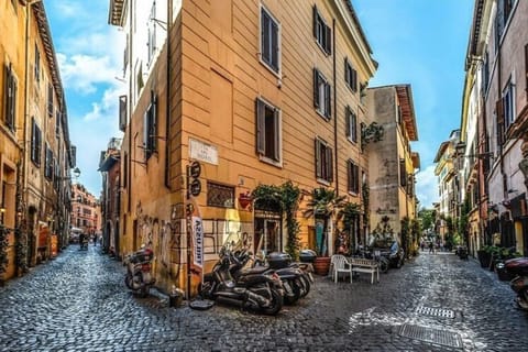Rome: Hidden Trastevere and Villa Farnesina Private Tour