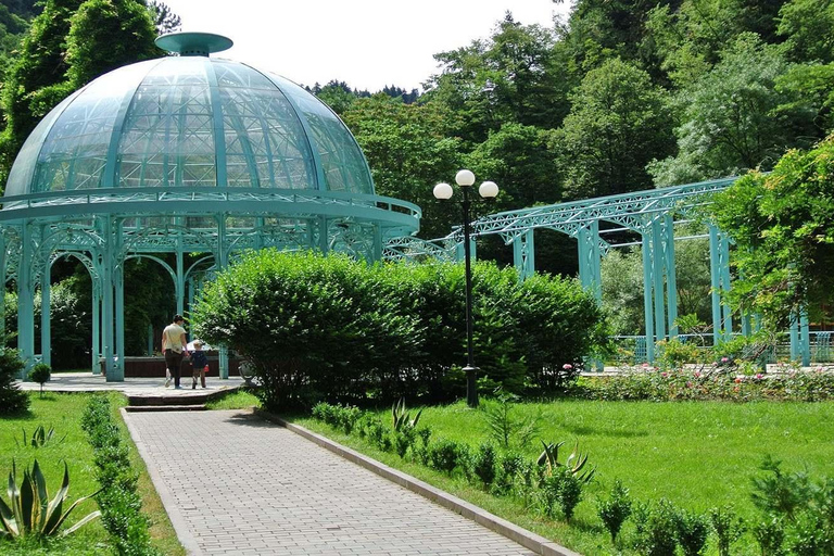 Desde Tiflis: excursión guiada de un día a Borjomi, Rabati y Vardzia