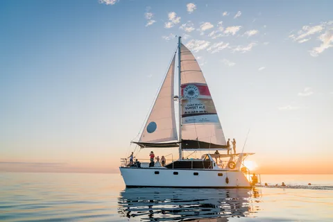 Broome: Crucero en catamarán al atardecer con canapés