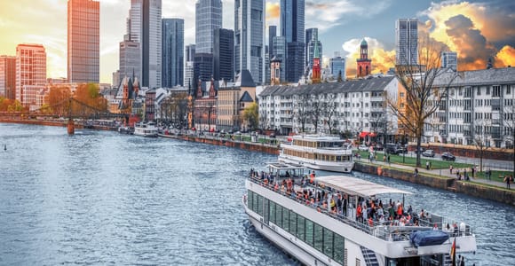 Frankfurt: Private Walking Tour mit entspannender Kreuzfahrt
