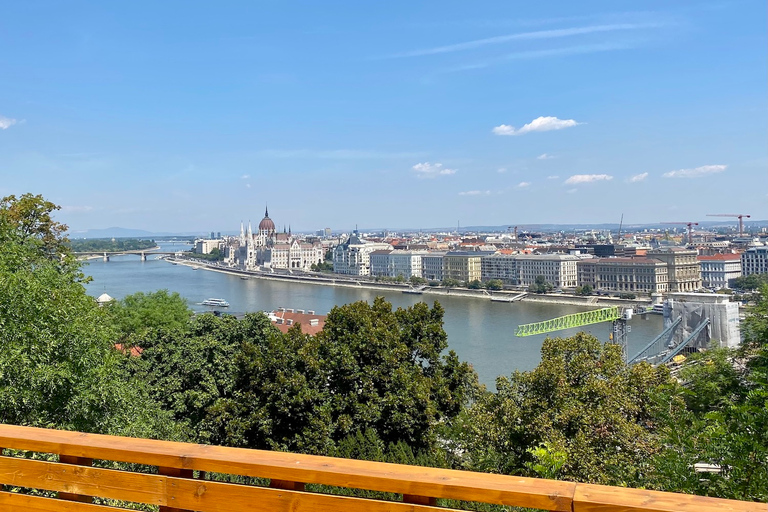 Budapest: tour a piedi senza guida del quartiere del castello