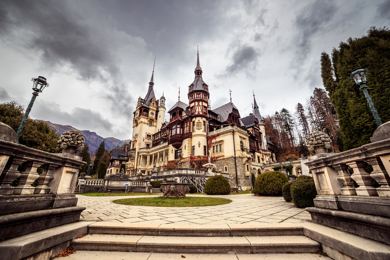 Bucharest: Dracula Castle, Peles Castle &amp; Brasov Guided TourGuided Tour in Italian