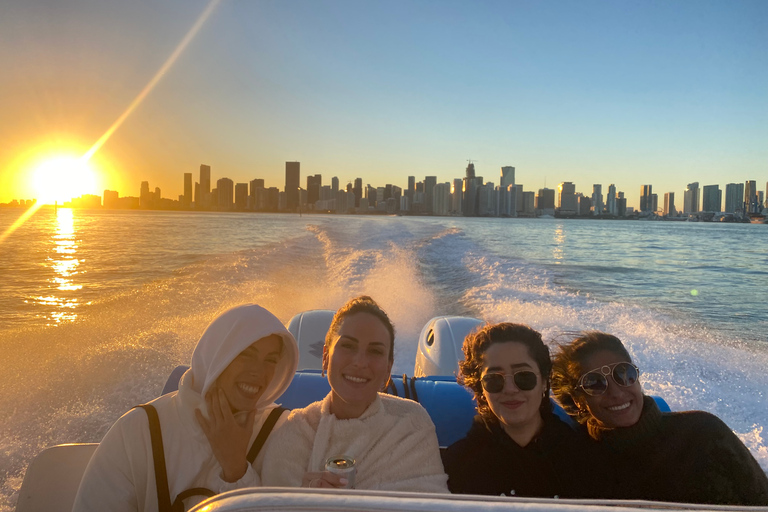 Miami: Private Bootstour bei Sonnenuntergang mit einer Flasche ChampagnerAbholung von der Bill Bird Marina in Haulover Park