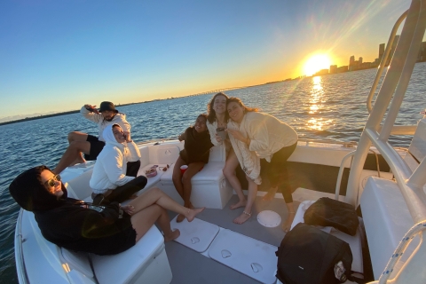 Miami: Prywatna wycieczka łodzią o zachodzie słońca z butelką szampanaOdbiór z przystani Bill Bird Marina w Haulover Park