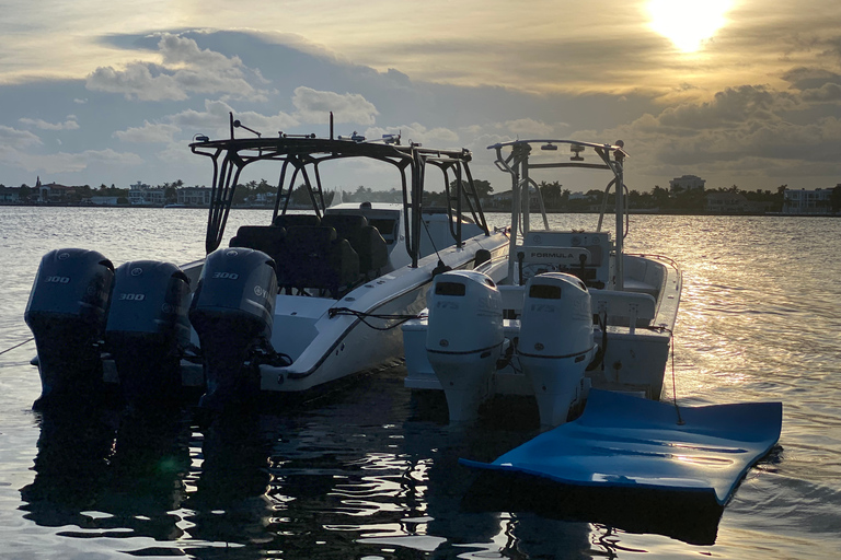 Miami: Private Bootstour bei Sonnenuntergang mit einer Flasche ChampagnerAbholung von der Bill Bird Marina in Haulover Park