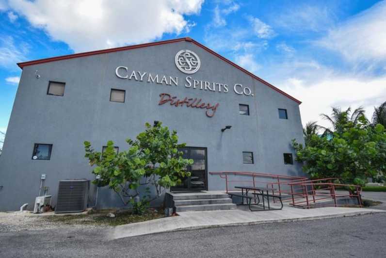 Gran Caimán: visita a la destilería con degustación de ron y vodka