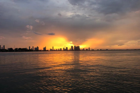 Miami: Prywatna wycieczka łodzią o zachodzie słońca z butelką szampanaOdbiór z przystani Bill Bird Marina w Haulover Park