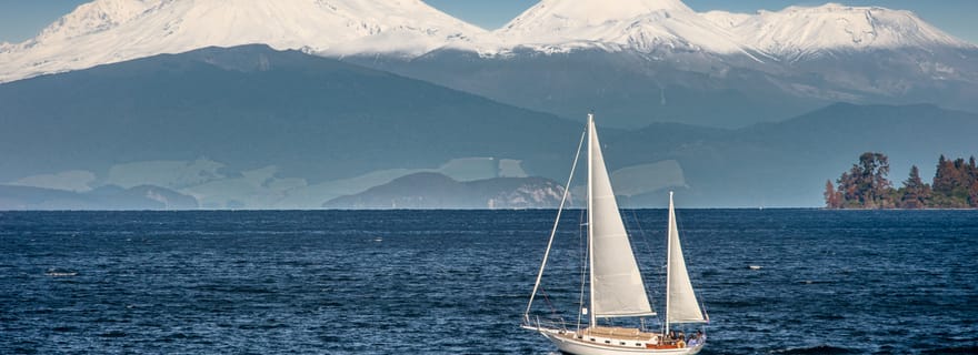 Taupō : Naviguez avec Sail Barbary Eco Sailing jusqu'aux sculptures rupestres maories