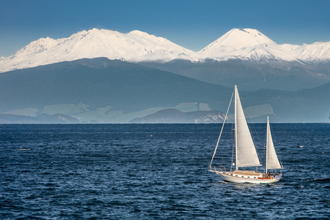 Taupō: crucero de 2,5 horas tallado en roca maorí por el lago TaupoCrucero diurno