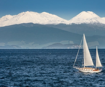 Taupō: Sail Barbary Eco Purjehdus maorien kalliokaiverruksiin