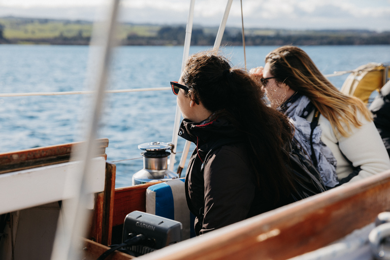 Taupō: Lake Taupo Maori Rock Carving 2.5-Hour Sailing Cruise Evening/Sunset Cruise