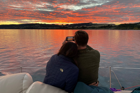 Taupō: Lake Taupo Maori Rock Carving 2.5-Hour Sailing Cruise Evening/Sunset Cruise