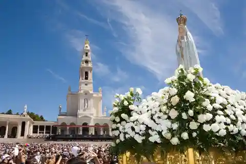 From Lisboa: Fatima, Nazare, Obidos & Batalha Full Day Tour