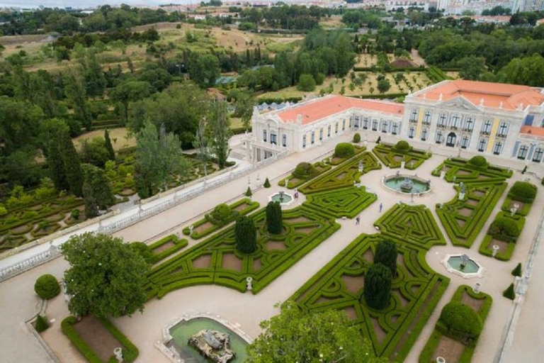 Desde Lisboa: tour de día completo de Mafra, Ericeira y QueluzTour privado