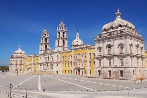 Da Lisbona: tour di un'intera giornata a Mafra, Ericeira e Queluz