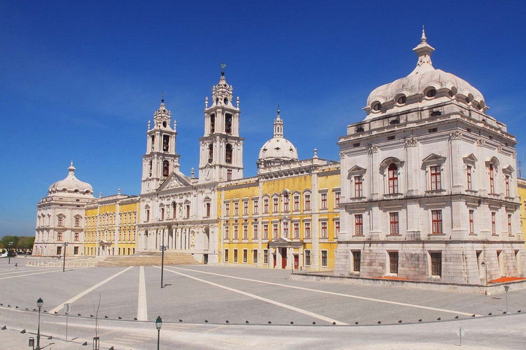 Desde Lisboa: tour de día completo de Mafra, Ericeira y QueluzTour privado