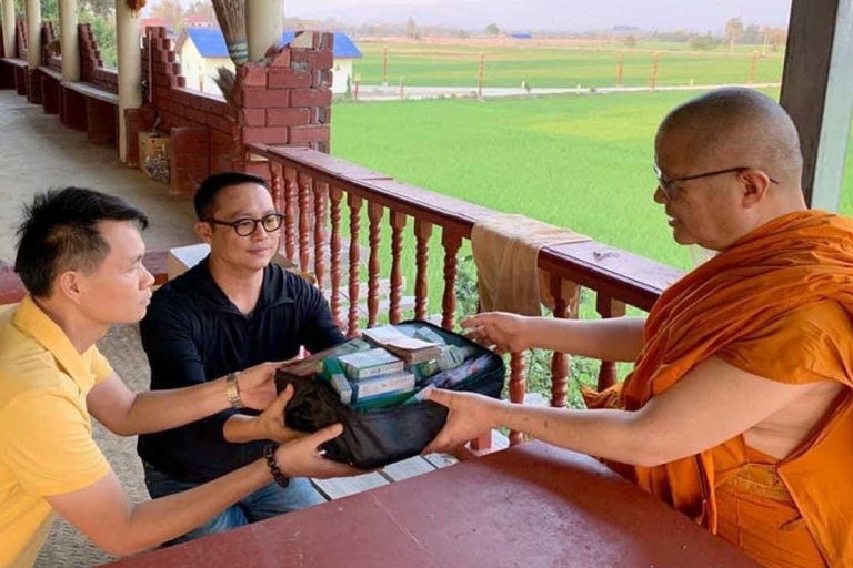 Chiang Mai: visita al templo de artesanía plateada con reunión de monjesTour en grupo compartido