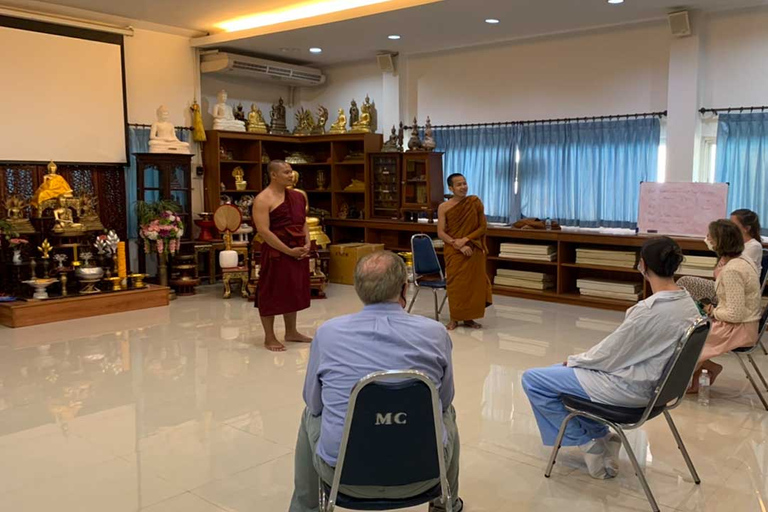 Chiang Mai: visita al templo de artesanía plateada con reunión de monjesTour en grupo compartido