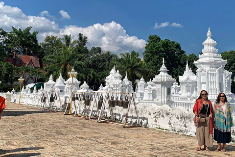 Chiang Mai: visita al templo de artesanía plateada con reunión de monjesTour en grupo compartido