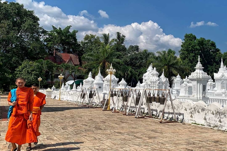 Chiang Mai: visita al templo de artesanía plateada con reunión de monjesTour en grupo compartido