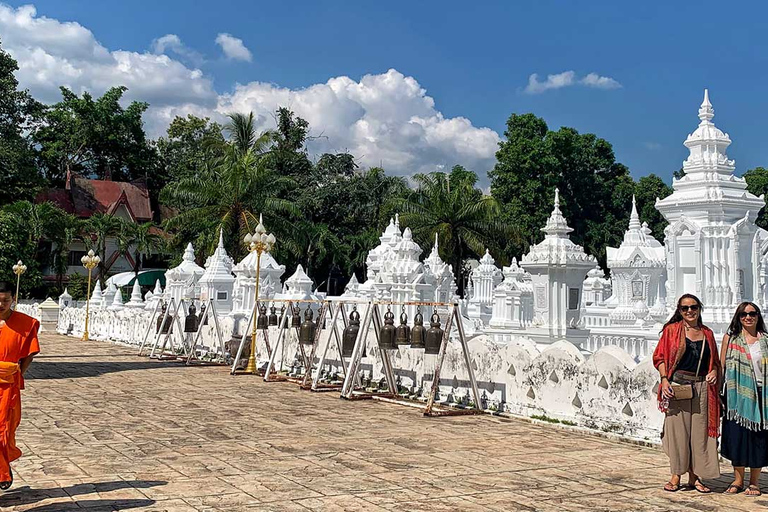 Chiang Mai: visita al templo de artesanía plateada con reunión de monjesTour en grupo compartido