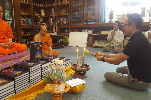 Chiang Mai: visita al templo de artesanía plateada con reunión de monjesTour en grupo compartido