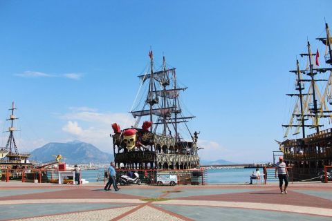Alanya: paseo en barco pirata con barbacoa y bebidas