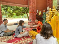 Siem Reap, boeddhistisch klooster met monniken waterzegen - Housity