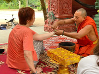 Siem Reap, boeddhistisch klooster met monniken waterzegen - Housity