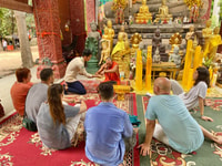 Siem Reap, boeddhistisch klooster met monniken waterzegen - Housity