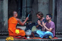Siem Reap, boeddhistisch klooster met monniken waterzegen - Housity