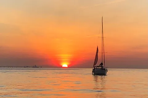 Lissabon: Sunset Cruise med drinks og snacks