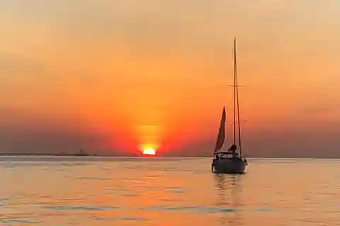 Lisbonne : Croisière au coucher du soleil avec boissons et snacks