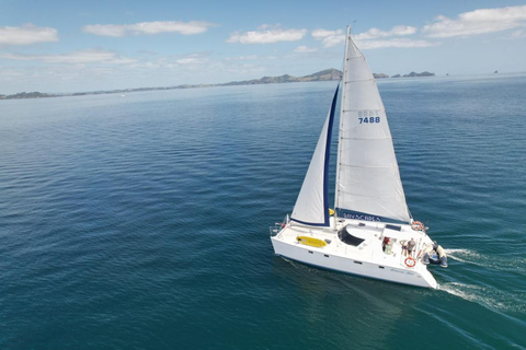 Baai van Eilanden: Catamaran zeilen met lunch