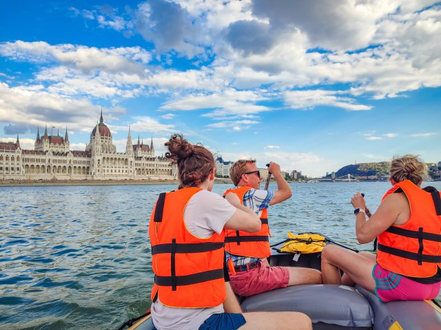 Crucero en balsa por el Danubio al atardecer en Budapest + Bebida