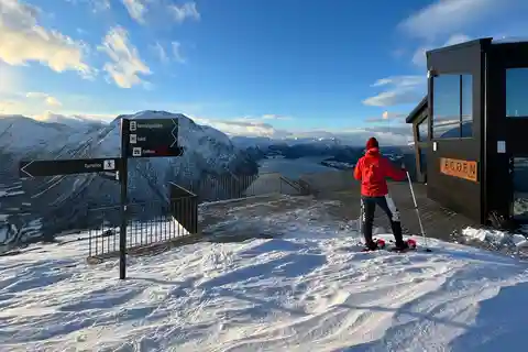 Åndalsnes: Snöskovandring i Nesaksla med gondolbiljett