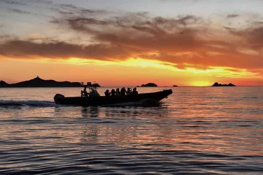 Magischer Sonnenuntergang über den Sanguinaires ab Ajaccio/Porticcio – Aperitif. Foto: GetYourGuide Magischer Sonnenuntergang über den Sanguinaires ab Ajaccio/Porticcio – Aperitif. Foto: GetYourGuide